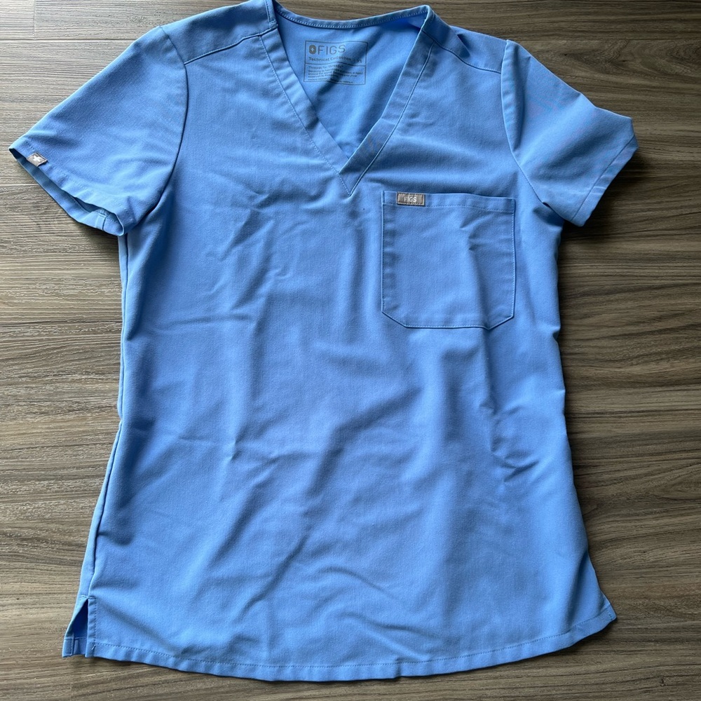 FIGS ONE POCKET SCRUB TOP- CEIL BLUE